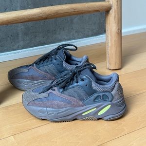 Yeezy Boost 700 (Men size 6 / Woman size 8)